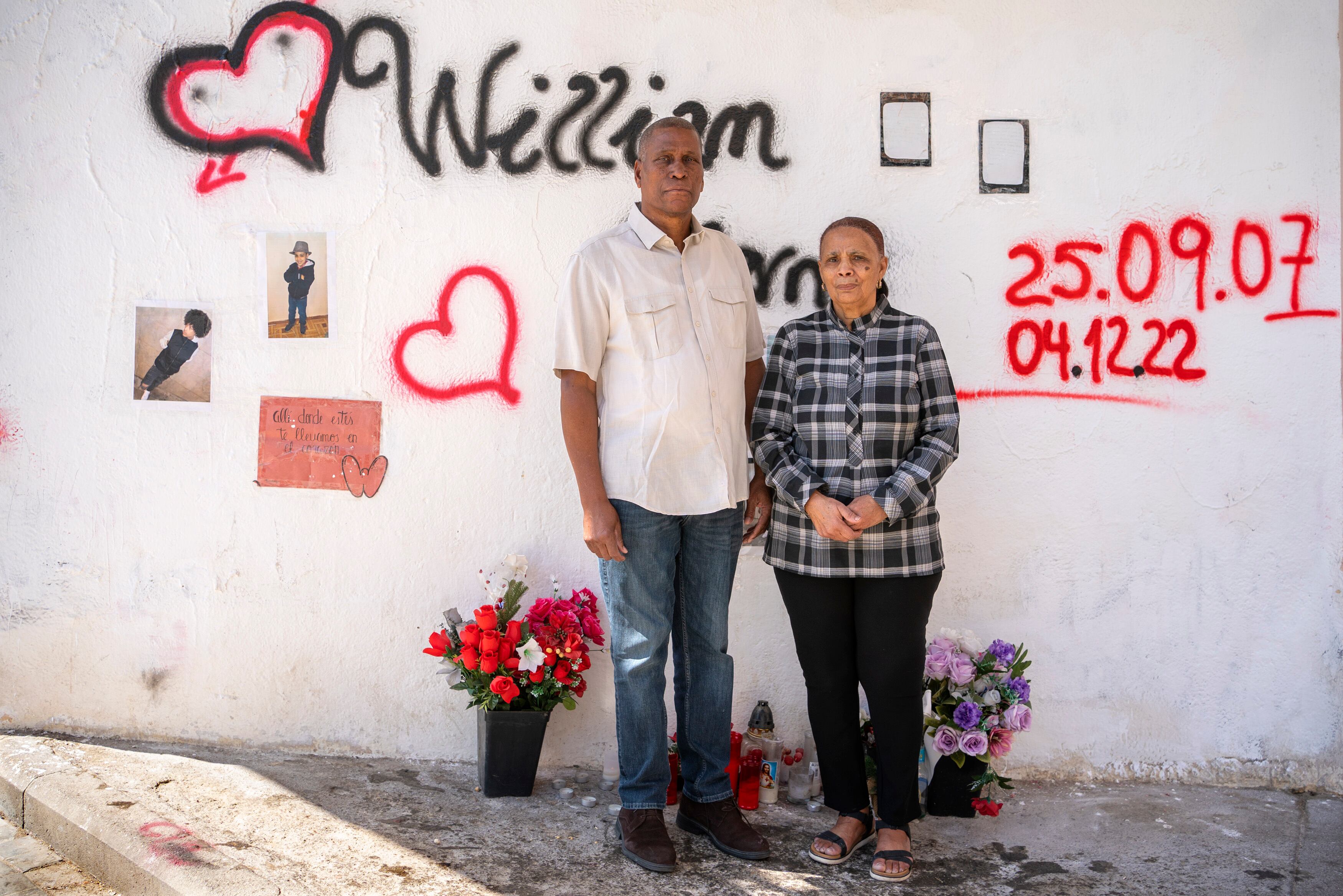 Los abuelos de William Bonilla, asesinado el pasado diciembre, posan en el lugar del asesinato frente a su casa en Villaverde en Madrid, en abril.