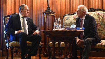 El jefe de la diplomacia europea, Josep Borrell (derecha), habla con el ministro de Exteriores ruso, Serguéi Lavrov, en Moscú la semana pasada.