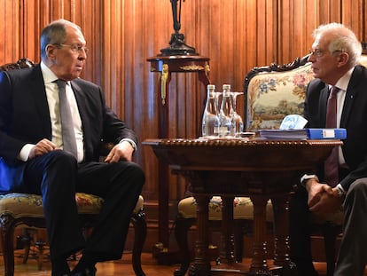 El jefe de la diplomacia europea, Josep Borrell (derecha), habla con el ministro de Exteriores ruso, Serguéi Lavrov, en Moscú la semana pasada.