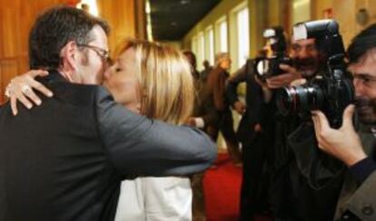 Alberto Núñez Feijóo besa a Carmen Gámir en los pasillos del Parlamento justo después de ser nombrado presidente de la Xunta de Galicia. Se conocieron cuando ella trabajaba en la delegación madrileña del diario 'La Región'.