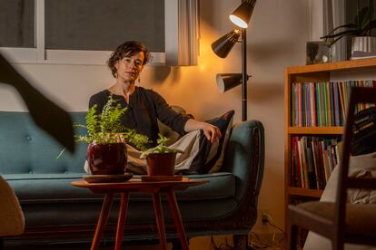 La escritora Yael Weiss en su domicilio en Ciudad de México.