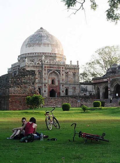 Dos viajeras se toman un respiro en los jardines Lodhi Gardens de Delhi