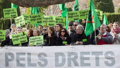 Manifestación de funcionarios delante del Parlament.