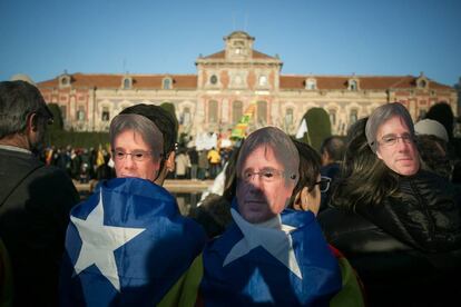 Manifestantes independentistas ayer ante el &#039;parlament&#039; con caretas de Puigdemont. 