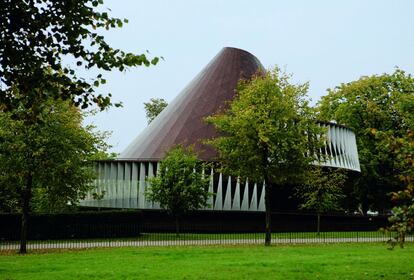 La Serpentine Gallery (2007) es uno de los pabellones veraniegos ubicados en Kensington Gardens, Londres, proyectado por Olafur Eliasson y Kjetil Thorsen.