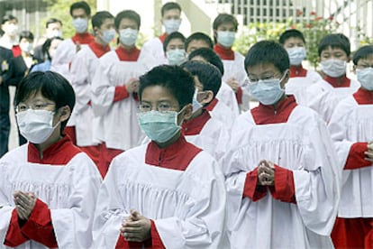 Semana Santa con mascarilla: el coro de la catedral de Hong Kong se protege de la epidemia.