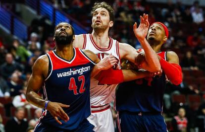 Pau Gasol pugna por un rebote ante los Wizards.