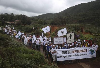 Un grupo de personas realiza una protesta durante el primero año de la mayor tragedia medioambiental de Brasil.
