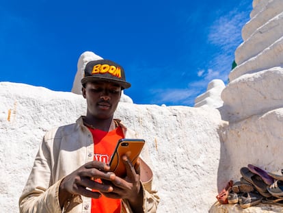 Un peregrino ormo utiliza un teléfono móvil en el santuario Sheikh Hussein, en la región etíope de Oromia.
