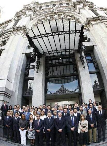 El ministro de Trabajo, Celestino Corbacho; el alcalde de Madrid, Alberto Ruiz-Gallardón, y el presidente del PP, Mariano Rajoy, junto a miembros de la corporación municipal y representantes institucionales.