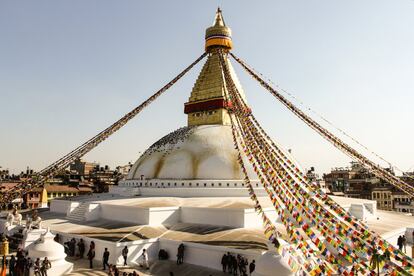 El Templo de Boudhanath en Katmandú, la capital de Nepal, ha sido restaurado con materiales de dudosa calidad por la necesidad de los establecimientos locales de reiniciar su actividad económica.