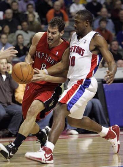 El base español José Manuel Calderón recibe una falta del jugador de los Pistons Lindsey Hunter.