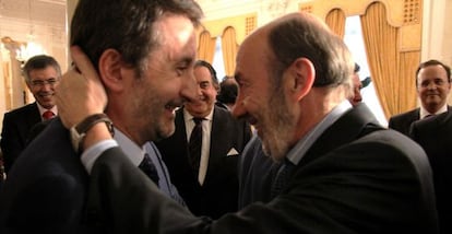 Imaz y Rubalcaba se saludan en el encuentro del candidato con empresarios vascos