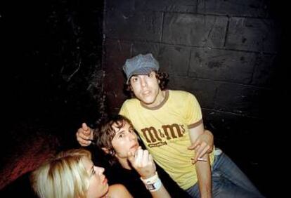 Amanda de Cadenet, Nick Valensi y el &lsquo;manager&rsquo; de The Strokes, Ryan Gentles.