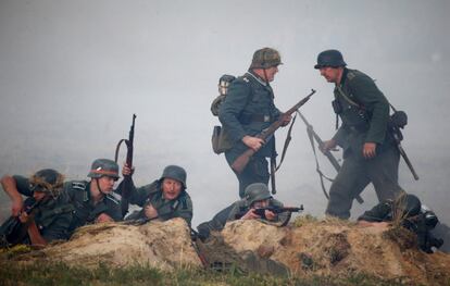 Un grupo de personas vestidas con uniformes de las tropas nazis participan en una recreación de una batalla de la Segunda Guerra Mundial en Brest (Bielorrusia).