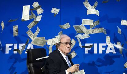 Blatter entre notas que foram lançadas em um protesto.