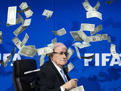 Blatter entre notas que foram lançadas em um protesto.