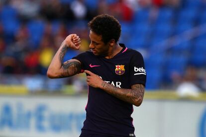 El jugador del Barcelona Neymar celebra su tercer gol, el cuarto del equipo blaugrana, señalándose un tatuaje del brazo.