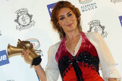 Estrella Morente, que actuó en la gala, recogió el galardón al Mejor Album de Flamenco, que ha ganado su padre Enrique Morente, por el albúm <I>Sueña La Alhambra</i>.