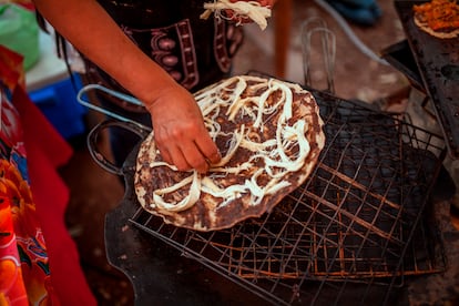 Una mujer prepara una tlayuda, un platillo típico del Estado mexicano de Oaxaca.