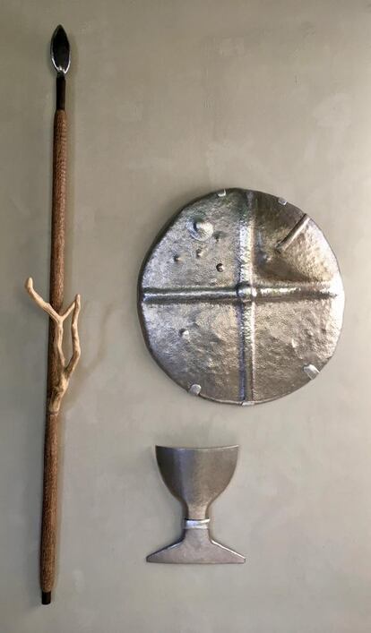 La lanza, el escudo y el cáliz creados por el artista Jordi Gispert para la instalación sobre 'Parsifal'.