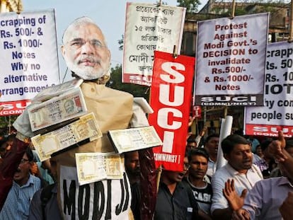Protesta contra la eliminaci&oacute;n de billetes en India, en Calcuta en noviembre pasado.