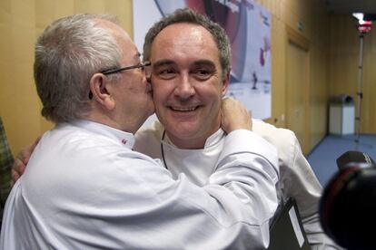 26/01/2010. Juan Mari Arzak besa a Ferran Adrià en Madrid Fusión.