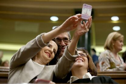 El diputados socialista, Patxi Lopez, se hace un selfie junto a otras diputadas en el Congreso.