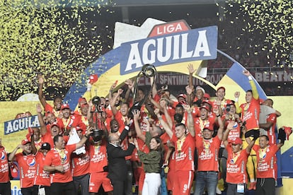 América celebra el título de la liga colombiana tras derrotar al Junior, en diciembre.