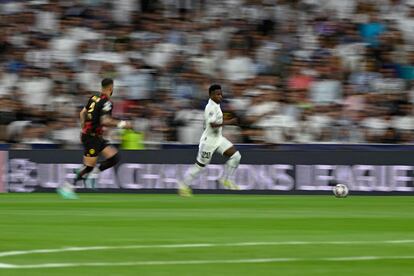 Vinicius controla el balón.