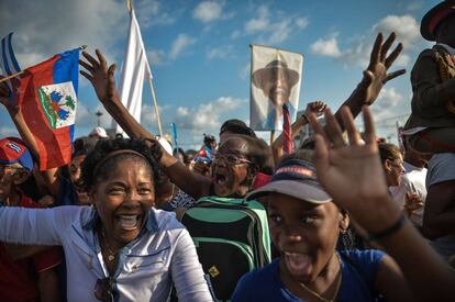 Cubanos celebran el Día del Trabajador en la Plaza de la Revolución de La Habana.