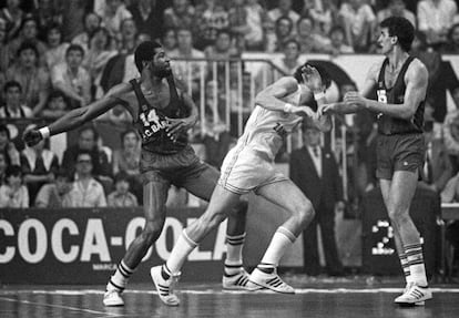 De izquierda a derecha, Mike Davis intenta golpear a Juanma Iturriaga en presencia de Epi en el Real Madrid (79) - Barcelona (81), en un partido de la final de la Liga de baloncesto 1983- 1984.