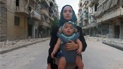 La periodista siria Waad al-Kateab, junto a su hija, en el documental 'Para Sama'.