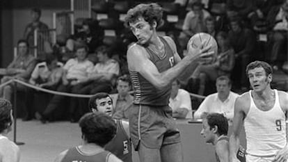 Clifford Luyk, con España ante Polonia en los Juegos de 1972.