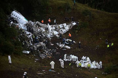 Los equipos de rescate trasladan a las víctimas del avión que ha colisionado en las montañas de Cerro Gordo, municipio de La Unión (Colombia).