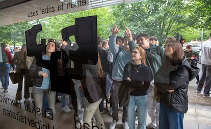 Alumnos buscan su clase para examinarse de la PAU en el campus del País Vasco en San Sebastián (Gipuzkoa).
