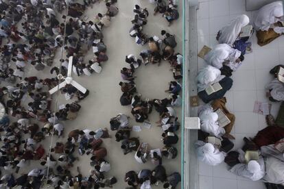 Estudiantes sentados en círculo y separados por sexo leen el Corán, en un colegio de Medan (Indonesia).