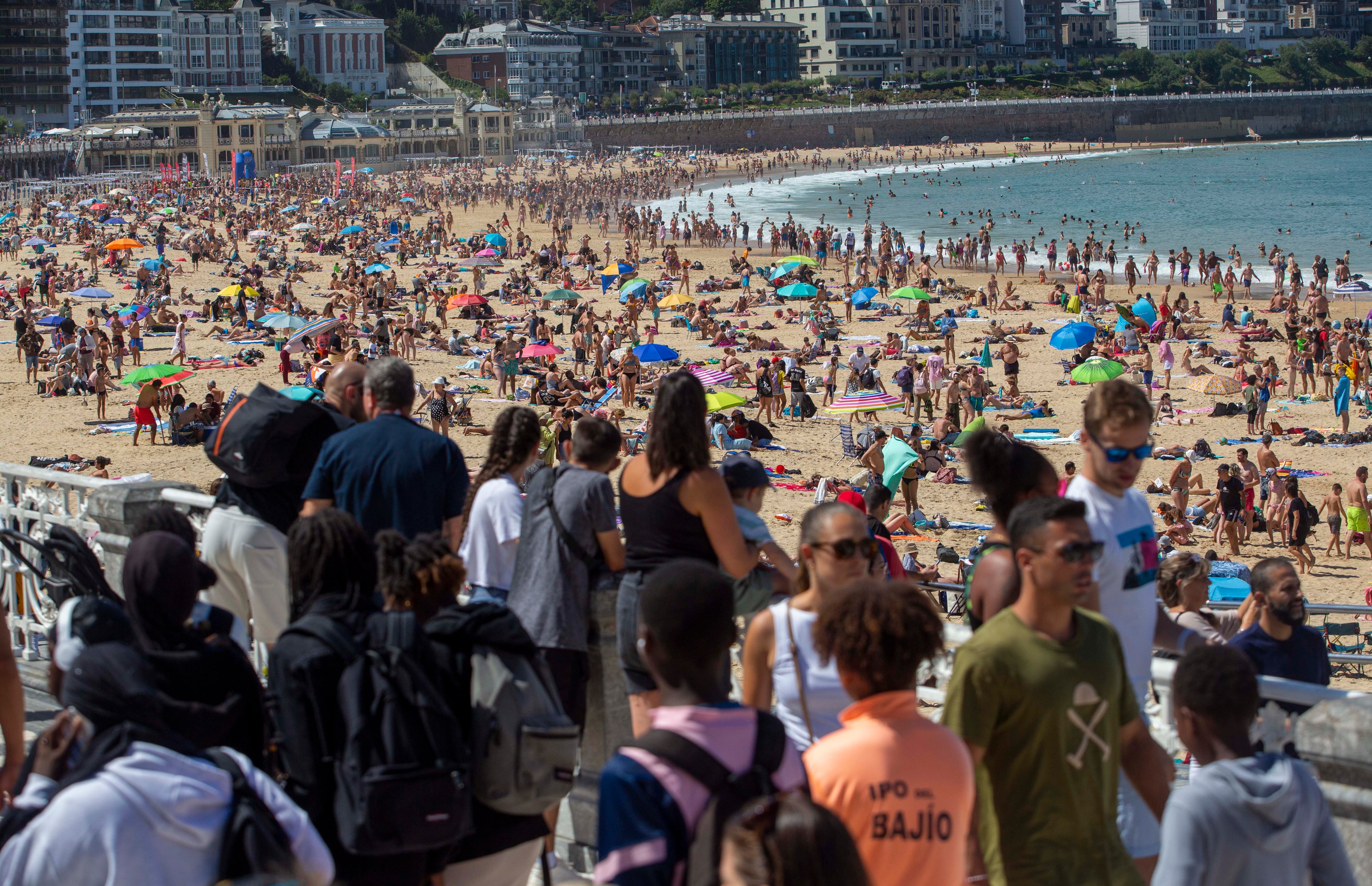 Turistas en la playa de La Concha en San Sebastián.