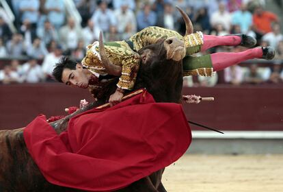 El diestro Jiménez Fortes es lanzado al aire por su segundo toro.