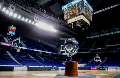 Imagen del WiZink Center de Madrid con el trofeo de la Liga en primer término