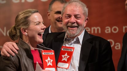 Gleisi Hoffmann e Lula na primeira reunião do novo Diretório Nacional do PT, em agosto de 2017.