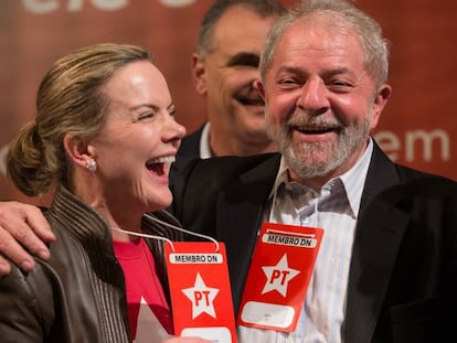Gleisi Hoffmann e Lula na primeira reunião do novo Diretório Nacional do PT, em agosto de 2017.