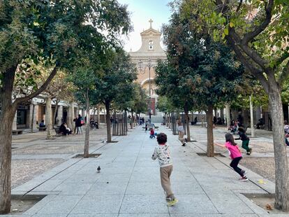 Los niños juegan en la plaza a la salida del colegio de San Cristóbal, este lunes.