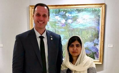 Jean-François Roberge, ministro de Educación de Quebec, y la activista Malala Yousafzai, el 5 de julio en París.