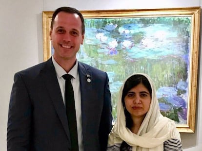 Jean-François Roberge, ministro de Educación de Quebec, y la activista Malala Yousafzai, el 5 de julio en París.