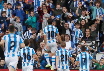  Los jugadores de la Real Sociedad celebran el gol del delantero Mikel Oyarzabal (centro), ante el Barcelona. 