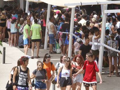 Colas para acceder a la piscina de Vallparadís de Terrassa