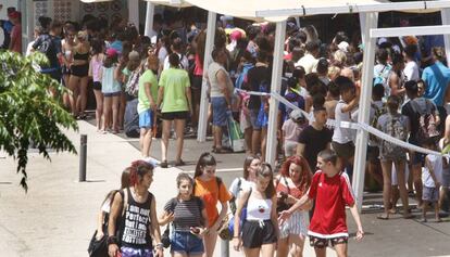 Cues per accedir a la piscina de Vallparadís de Terrassa.