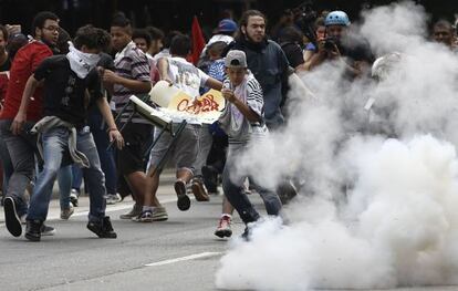 La policía reprime una manifestación este viernes.