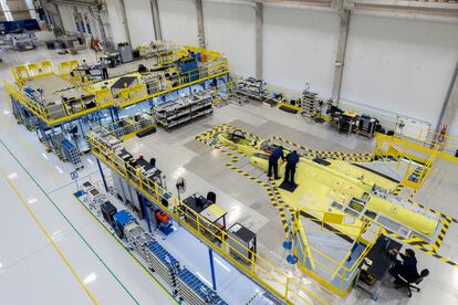 Technicians worked last Tuesday on the assembly line of the F-39 Gripen, which Saab manufactures in Brazil in collaboration with Embraer.